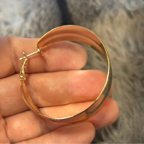 Bold statement wide gold hoop omega back earrings - Picture 5 of 7